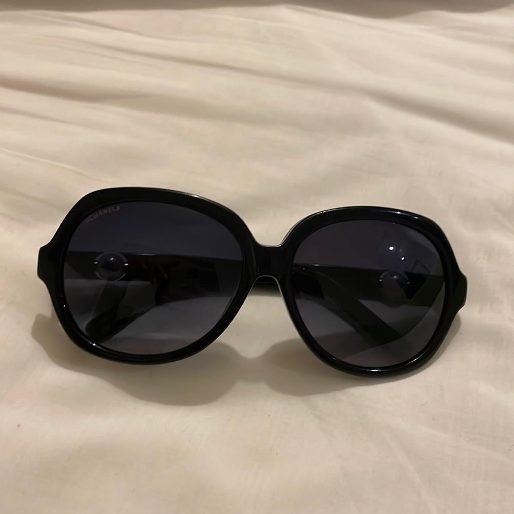 Chanel sunglasses pearl on side